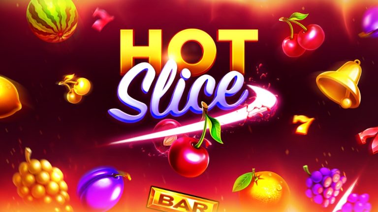 Logo gry „Hot Slice” w kolorze żółtym i białym, otoczone owocami i symbolami z maszyn wrzutowych na ognistym tle.